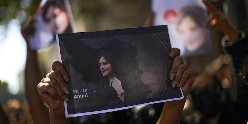 Una foto di Mahsa Amini durante una protesta davanti al consolato iraniano a Istanbul, in Turchia, il 21 settembre (AP Photo/ Francisco Seco)