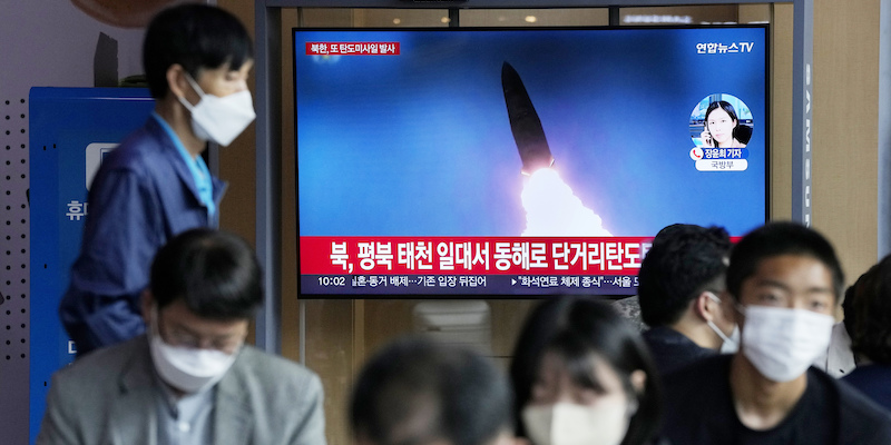 Le immagini di un lancio missilistico della Corea del Nord mostrate in una stazione in Corea del Sud, 25 settembre (AP Photo/ Ahn Young-joon)