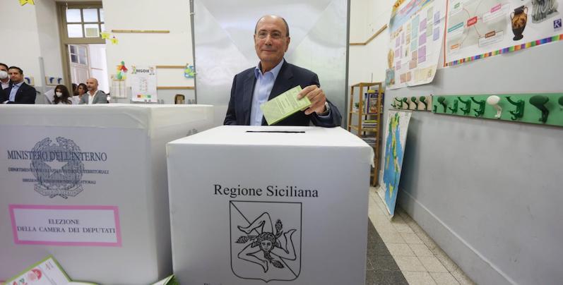 Renato Schifani al seggio, Palermo 25 settembre 2022 (ANSA / IGOR PETYX)