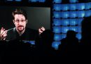 Vladimir Putin ha dato la cittadinanza russa a Edward Snowden, che nel 2013 fuggì dagli Stati Uniti dopo aver rivelato i programmi di sorveglianza segreti della NSA americana