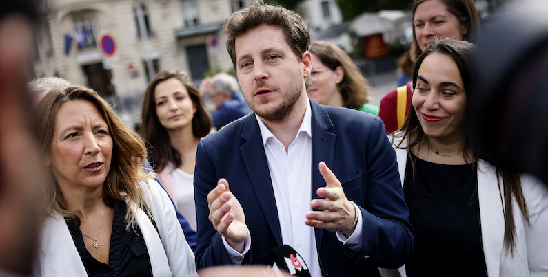 Il deputato dei Verdi francesi Julien Bayou si è dimesso da due importanti incarichi politici per una segnalazione di violenza presentata dall'ex compagna