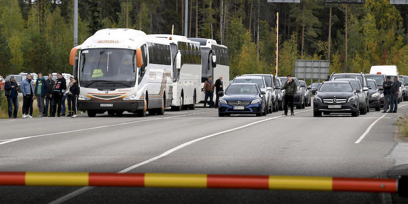Persone che lasciano la Russia (Jussi Nukari./Lehtikuva via AP)