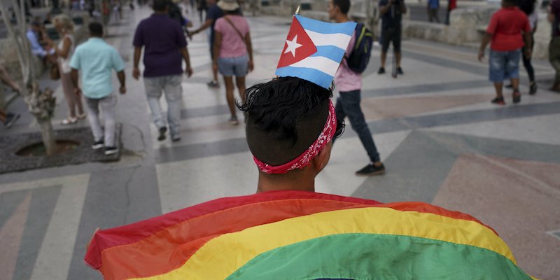 Un attivista per i diritti delle persone omosessuali durante una manifestazione a L'Avana, la capitale di Cuba, nel 2019 (AP Photo/Ramon Espinosa)