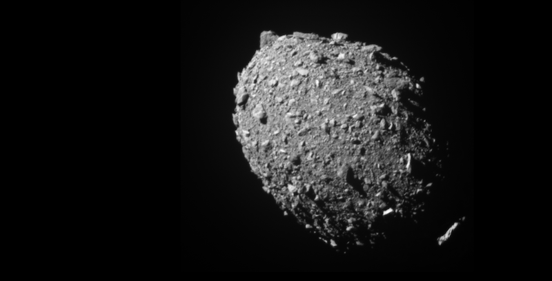 L'asteroide Dimorphos visto dalla sonda DART 11 secondi prima dell'impatto (NASA/Johns Hopkins APL)