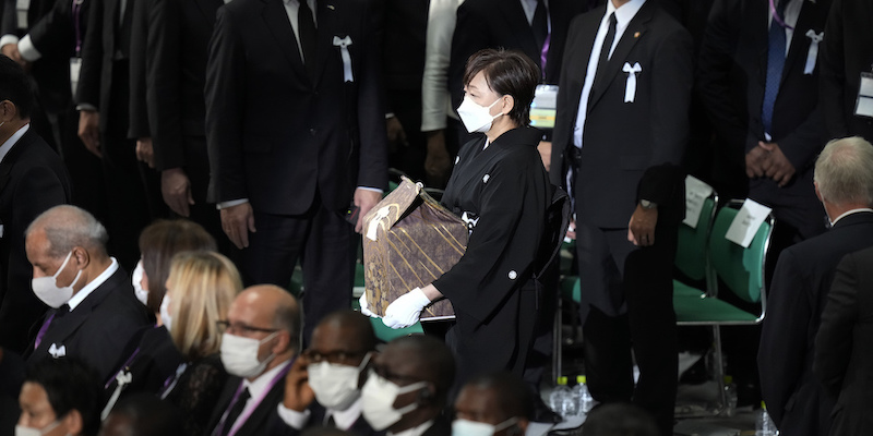 Akie Abe, vedova di Shinzo Abe, con l'urna con le ceneri di Shinzo Abe (AP Photo/Eugene Hoshiko, Pool)