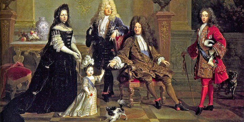 Il re di Francia Luigi XIV, seduto, insieme al figlio, alle sue spalle, al nipote, a destra, e al bisnipote, il futuro Luigi XV, accompagnato dalla sua governante Madame de Ventadour, in un dipinto realizzato tra il 1715 e il 1720 (Wikimedia Commons)