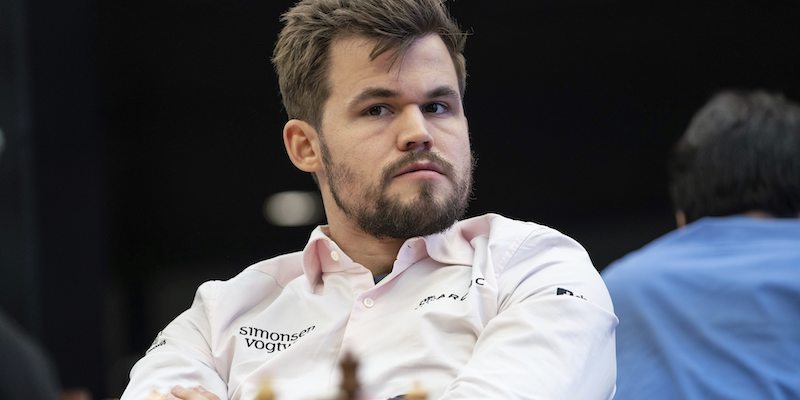 Magnus Carlsen a un torneo in Russia nel 2019 (AP Photo/Maria Emelianova)