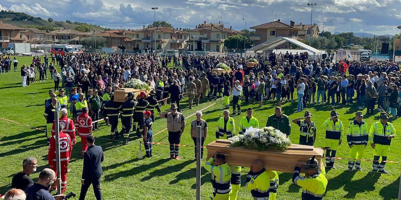 I funerali di quattro persone morte per l'alluvione nelle Marche nel campo sportivo di Pianello di Ostra, in provincia di Ancona, il 21 settembre 2022 (ANSA/BASILIETTI)
