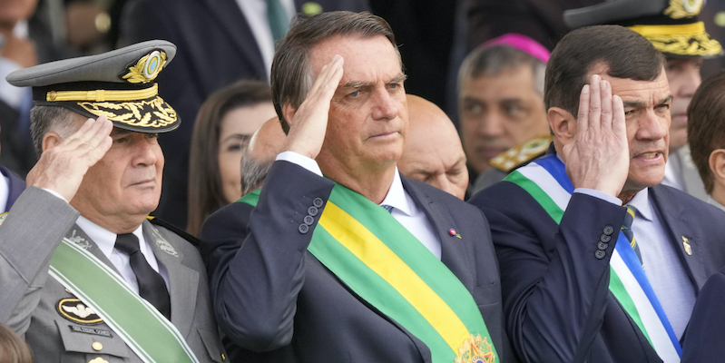 Il presidente Jair Bolsonaro, a sinistra il capo delle forze armate Marco Antônio Freire Gomes, e a destra il ministro della Difesa Paulo Sergio Nogueira (AP Photo/Eraldo Peres)