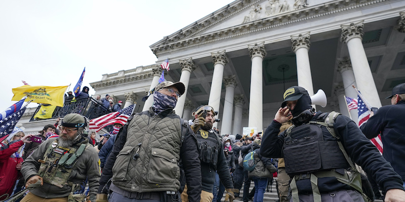 Alcuni membri degli Oath Keepers davanti al Congresso degli Stati Uniti a Washington, il 6 gennaio 2021 (AP Photo/Manuel Balce Ceneta, File)