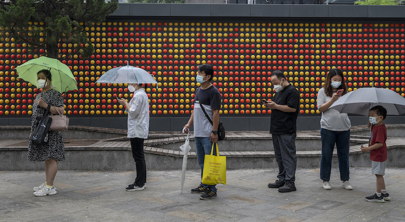 Persone in fila per eseguire il test Covid-19, Pechino, 5 luglio 2022 (Kevin Frayer/Getty Images)