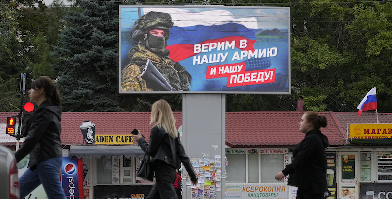 Un cartello dell'esercito russo a Luhansk, che dice: "Noi crediamo nel nostro esercito e nella nostra vittoria" (AP Photo)