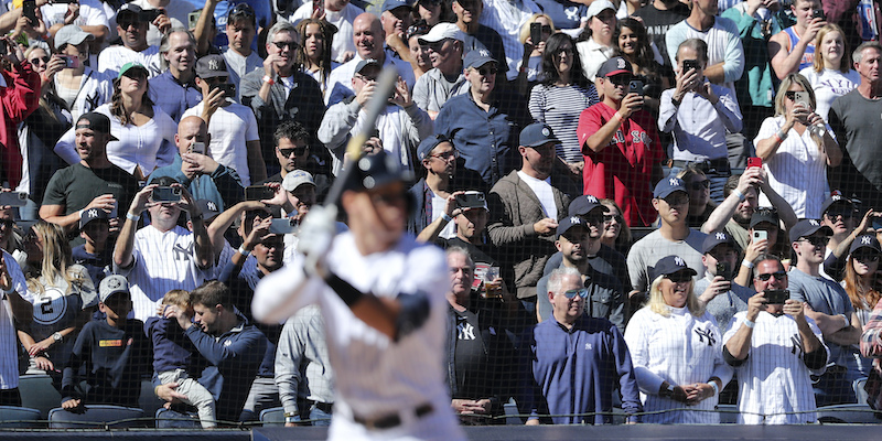 I tifosi dei New York Yankees aspettano il prossimo fuori campo di Aaron Judge (AP Photo/Jessie Alcheh)