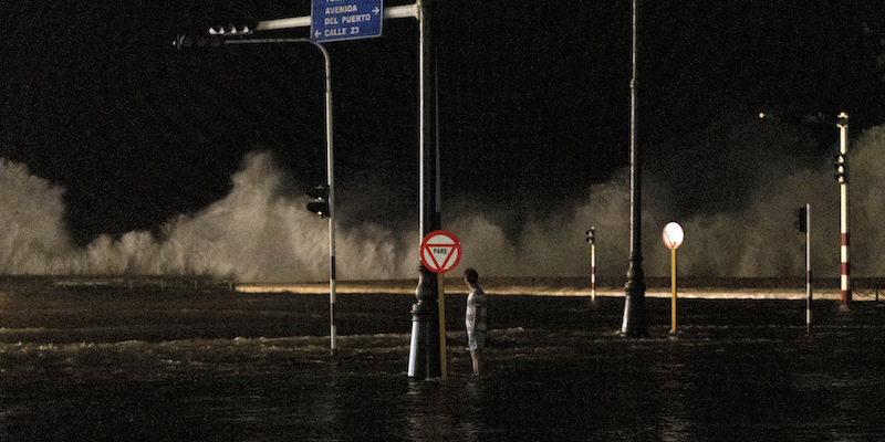 Una persona osserva le onde durante il blackout all'Avana, 28 settembre 
(AP Photo/ amon Espinosa)