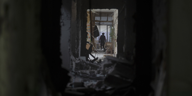 Una donna cammina nel corridoio di una scuola distrutta a Mykolaivka, in Ucraina (AP Photo/ Leo Correa)