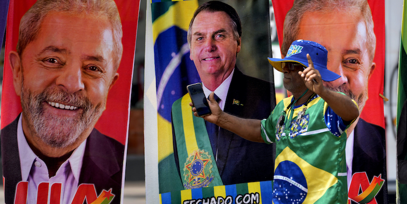 Manifesti elettorali per le presidenziali di domenica in Brasile (AP Photo/Eraldo Peres)