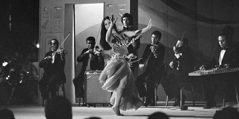 Una ballerina egiziana intrattiene il presidente statunitense Nixon al Cairo, nel 1974. (AP Photo)