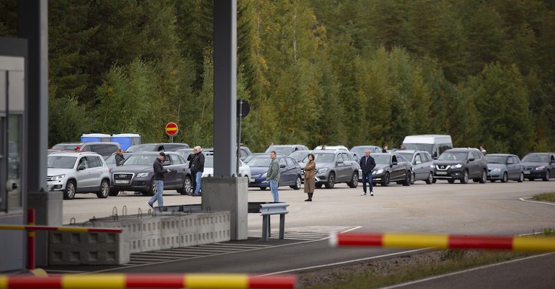 Code di macchine provenienti dalla Russia per entrare in Finlandia presso il confine di Virolahti (Sasu Makinen/Lehtikuva via AP)