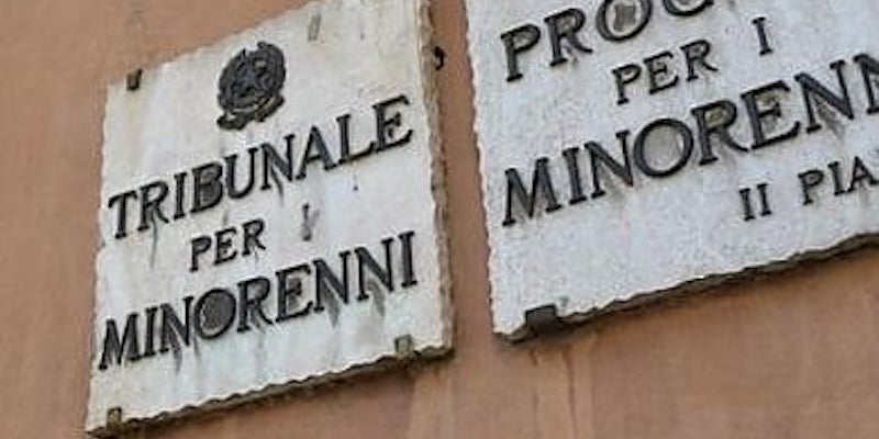 La targa all'ingresso di un tribunale per i minorenni