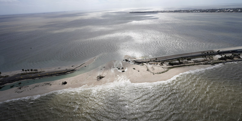 La strada che porta a Sanibel Island, Florida, danneggiata dall'uragano Ian, il 29 settembre 2022 (AP Photo/Wilfredo Lee, LaPresse)