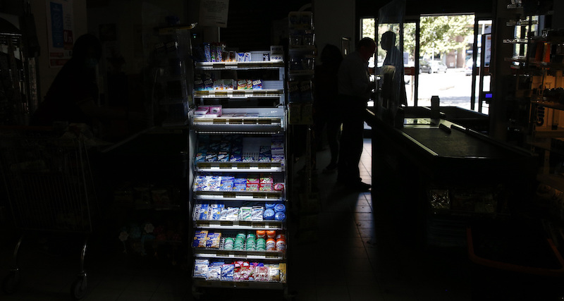 Un supermercato di Roma che cerca di limitare il consumo di energia elettrica (Cecilia Fabiano /LaPresse)
