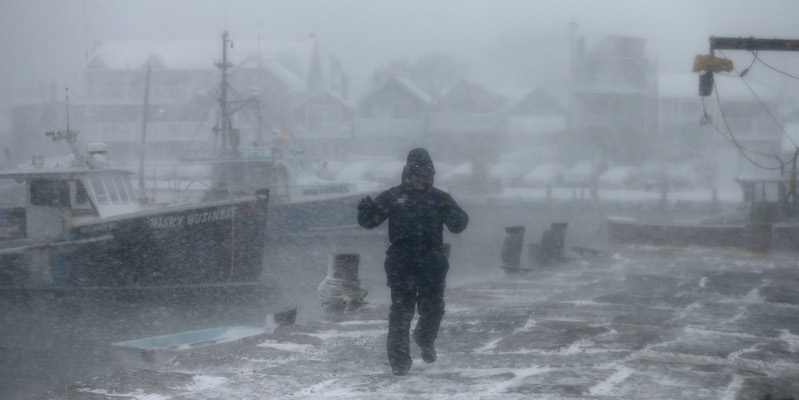 Il giornalista televisivo americano Jim Cantore in uno dei suoi servizi in condizioni atmosferiche estreme (Mary Schwalm/AP Images for The Weather Channel)