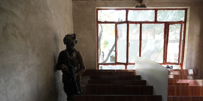 Un soldato nella scuola dove è stato compiuto l'attentato (AP Photo/ Ebrahim Noroozi)