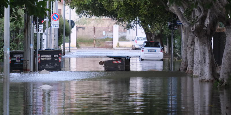 In Sicilia si è ribaltato un autobus di linea, forse a causa del maltempo: alcune persone sono rimaste ferite