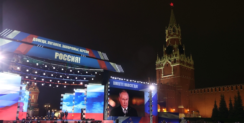 Il palco sulla piazza Rossa, dove Putin ha salutato la folla dopo il discorso al Cremlino. (Sergei Karpukhin, Sputnik, Kremlin Pool Photo via AP)