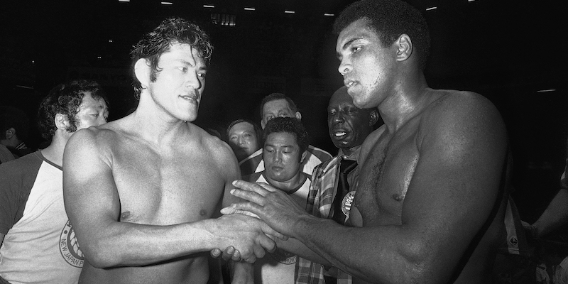 Antonio Inoki, a sinistra, e Muhammad Ali, a destra, dopo il loro incontro di lotta del 26 giugno 1976, a Tokyo (AP Photo, LaPresse)