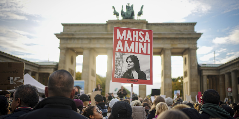 Una manifestazione contro la morte dell'iraniana Mahsa Amini a Berlino, in Germania, il 28 settembre 2022 (Kay Nietfeld/dpa via AP, LaPresse)