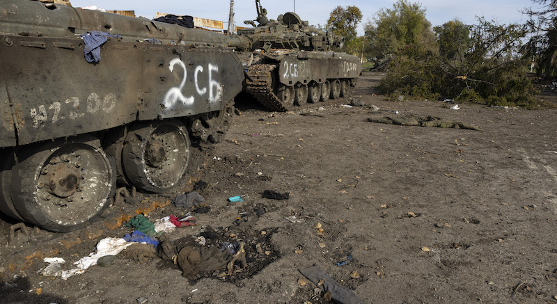 Carri armati russi abbandonati a Kupiansk, Ucraina. (Paula Bronstein /Getty Images)