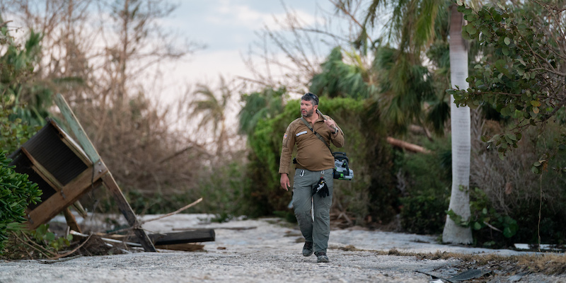 Un membro di un'organizzazione di soccorso cammina in un quartiere di Sanibel Island, in Florida, danneggiato dall'uragano Ian, il primo ottobre 2022 (Sean Rayford/Getty Images)