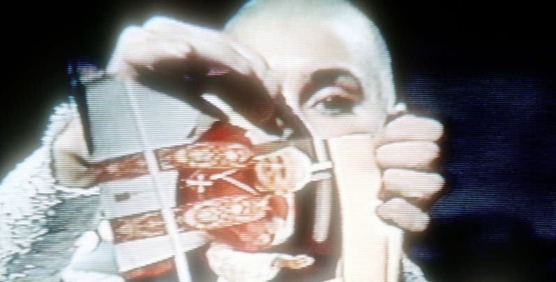 Quando Sinéad O'Connor strappò la foto del Papa in tv