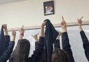 Anche le studentesse delle scuole superiori stanno protestando in Iran