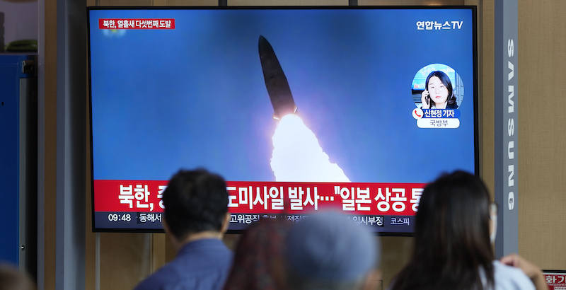 Alcune persone guardano un servizio televisivo sul lancio del missile nella metropolitana di Seul, in Corea del Sud (AP Photo/Lee Jin-man)
