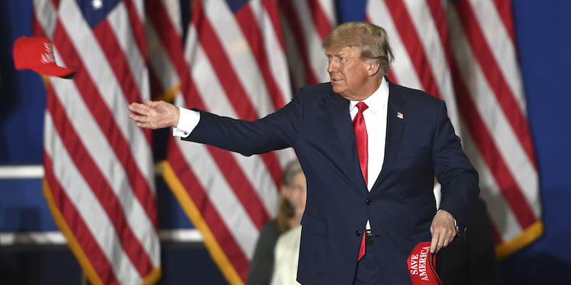 Donald Trump lancia cappellini con la scritta "Salviamo l'America" durante un comizio a Warren, Michigan, primo ottobre
(Todd McInturf/ Detroit News via AP)