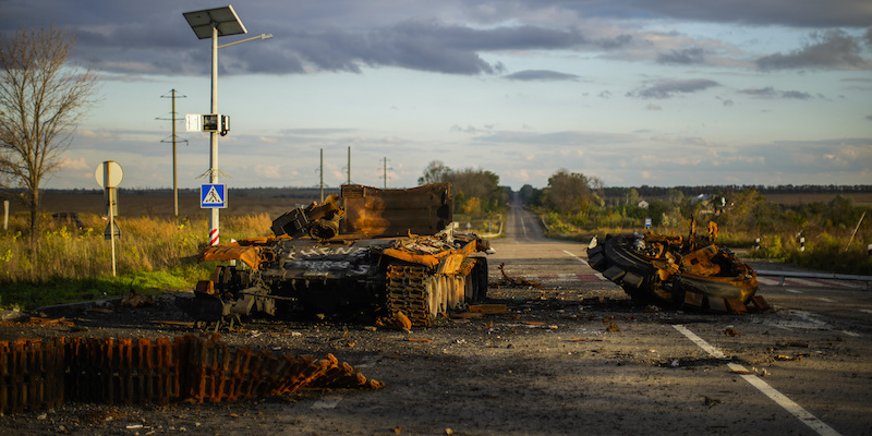 Carri armati russi distrutti sulla strada tra Izuym e Kharkiv, in Ucraina, il 3 ottobre 2022 (AP Photo/Francisco Seco)