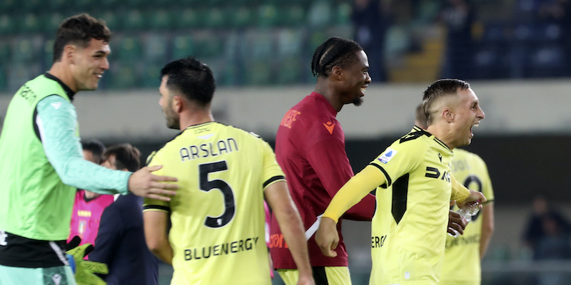 L'Udinese dopo la vittoria a Verona (Paola Garbuio/LaPresse) 