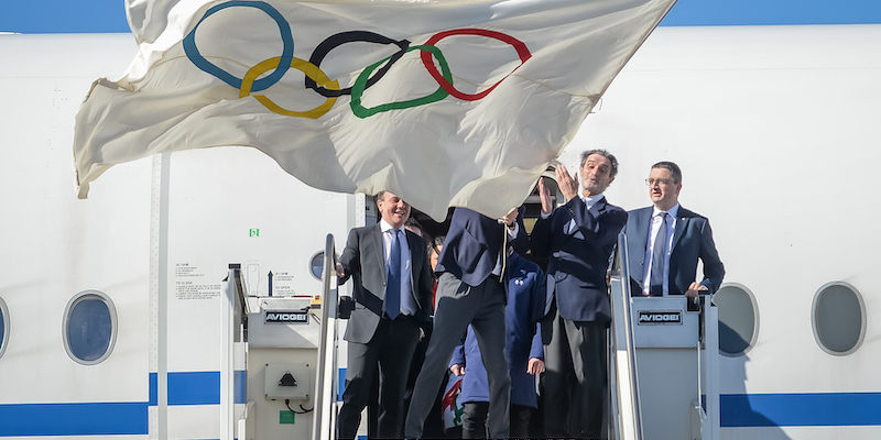 L'arrivo il 21 febbraio 2022 a Milano della bandiera Olimpica proveniente da Pechino (Foto Claudio Furlan/LaPresse)