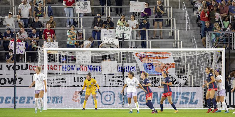 Tifosi esibiscono cartelli per sostenere le accuse delle calciatrici durante una partita tra le Washington Spirit e le Racing Louisville a Washington, 9 ottobre 2021
(AP Photo/ Amanda Andrade-Rhoades)