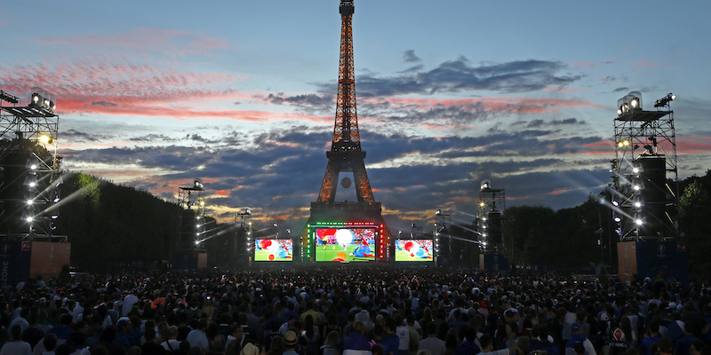 I maxischermi posizionati davanti alla Tour Eiffel a Parigi in occasione degli Europei di calcio maschile del 2016 (AP Photo/Francois Mori, File)