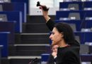Una europarlamentare svedese si è tagliata i capelli durante un dibattito al Parlamento Europeo, per solidarietà con le donne iraniane