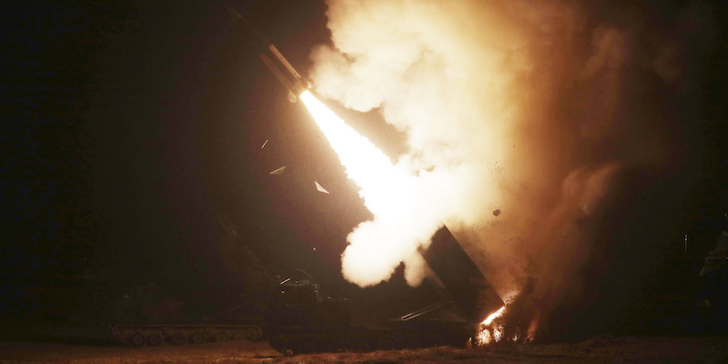 Uno dei missili lanciati dalla Corea del Sud durante le esercitazioni militari congiunte con gli Stati Uniti (South Korea Defense Ministry via AP)