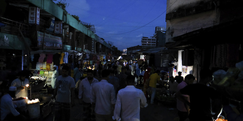 Persone per strada durante il blackout in Bangladesh (AP Photo/Mahmud Hossain Opu)