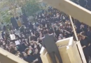 Le proteste delle studentesse iraniane, raccontate con i video