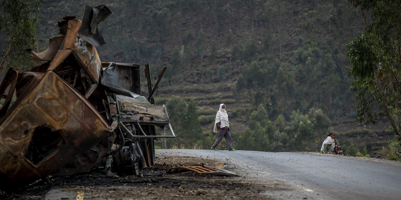 Un veicolo militare distrutto su una strada che porta alla regione del Tigrè, in Etiopia (AP Photo/Ben Curtis, File)