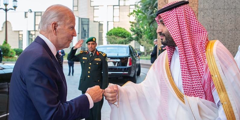 Il saluto col pugno fra il presidente americano Joe Biden e il principe ereditario saudita Mohammed bin Salman a luglio (Bandar Aljaloud/Saudi Royal Palace via AP)