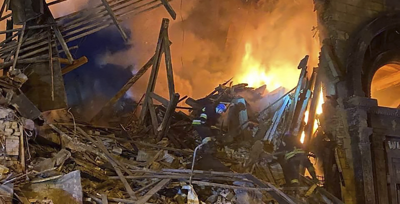 Il palazzo colpito a Zaporizhzhia (Ukrainian Emergency Service via AP )
