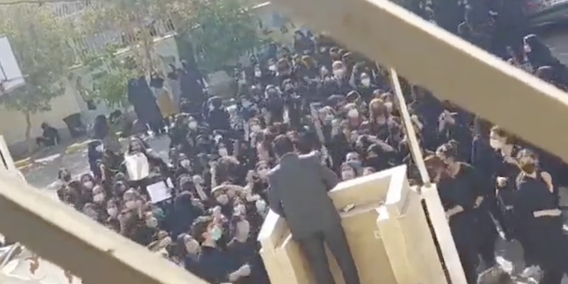 Uno screenshot da uno dei molti video delle proteste delle studentesse nelle scuole iraniane